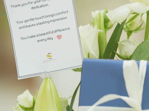 تكريم الجمعية لإحدى ممرضات مستشفى الشفاء بعنيزة